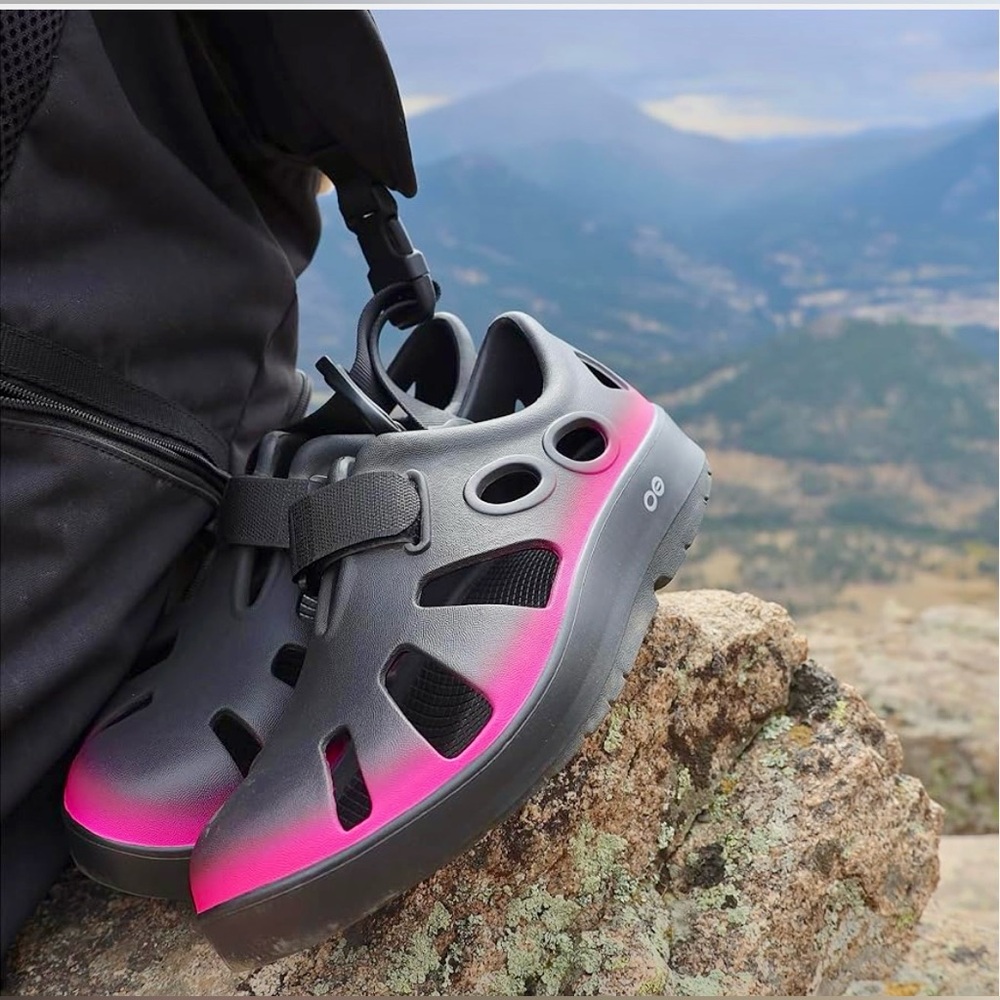 OOFOS Womens OOcandoo Sandals Pink and Black worn once Excellent condition W10